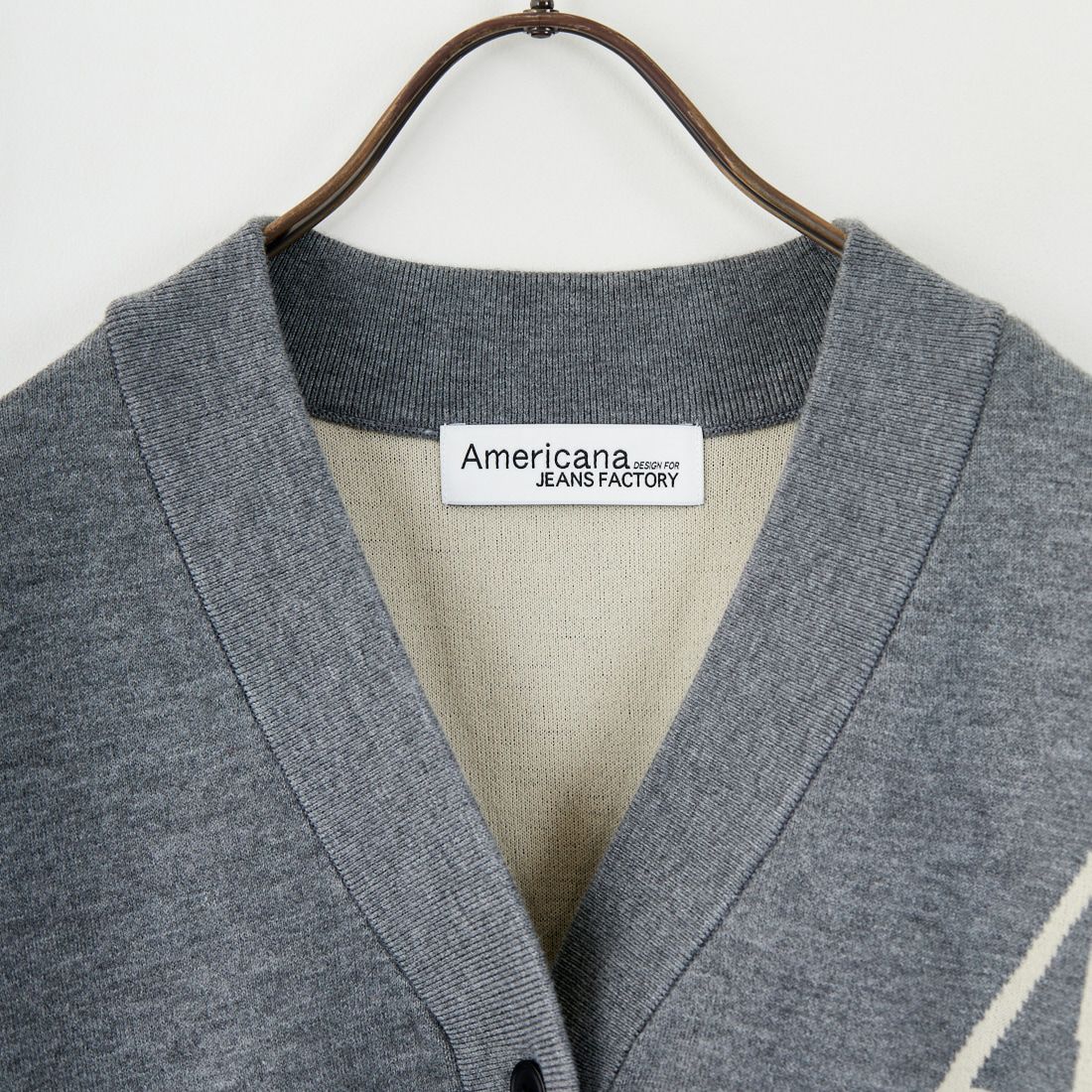 Americana × JEANS FACTORY [アメリカーナ × ジーンズファクトリー] 別注 バックロゴ ショート丈Vネックカーディガン [ASO-C-004-2-JF] ﾁｬｺｰﾙ