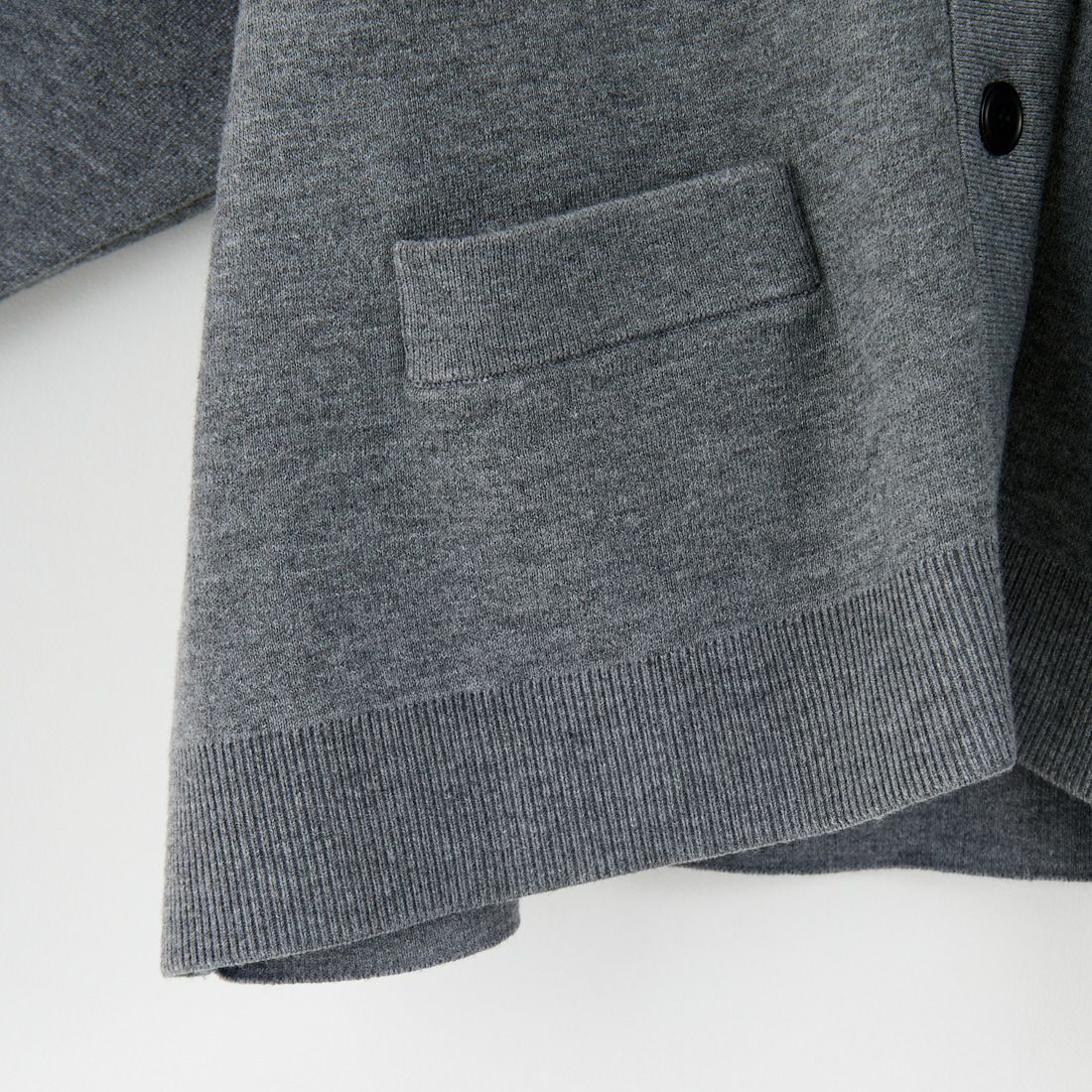 Americana × JEANS FACTORY [アメリカーナ × ジーンズファクトリー] 別注 バックロゴ ショート丈Vネックカーディガン [ASO-C-004-2-JF] ﾁｬｺｰﾙ