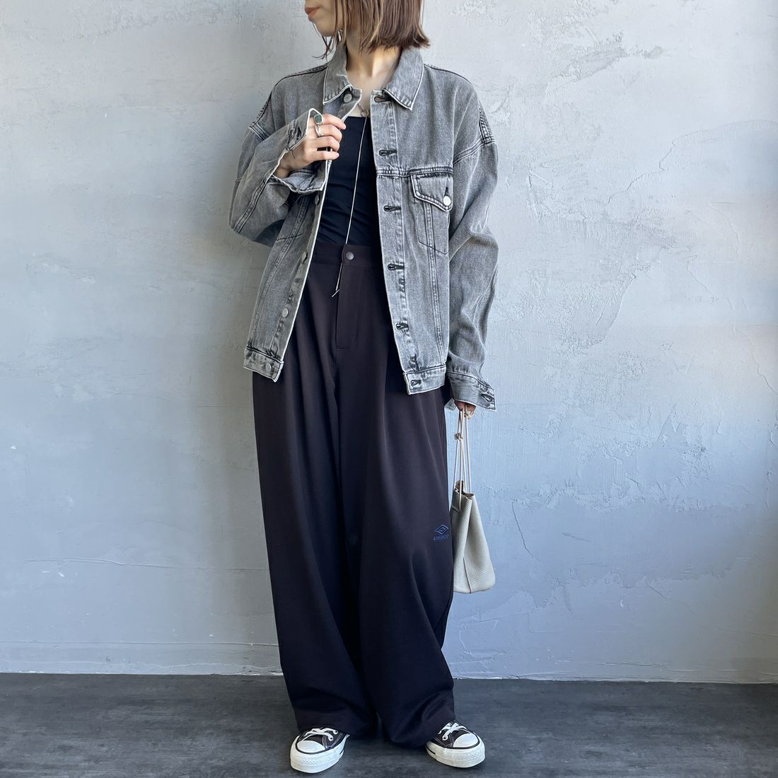 UMBRO [アンブロ] 別注 ワンポイント刺繍ロゴ トラックパンツ [KBT126-NK-PT2-MS-JF] BROWN &&モデル身長：158cm 着用サイズ：S&&