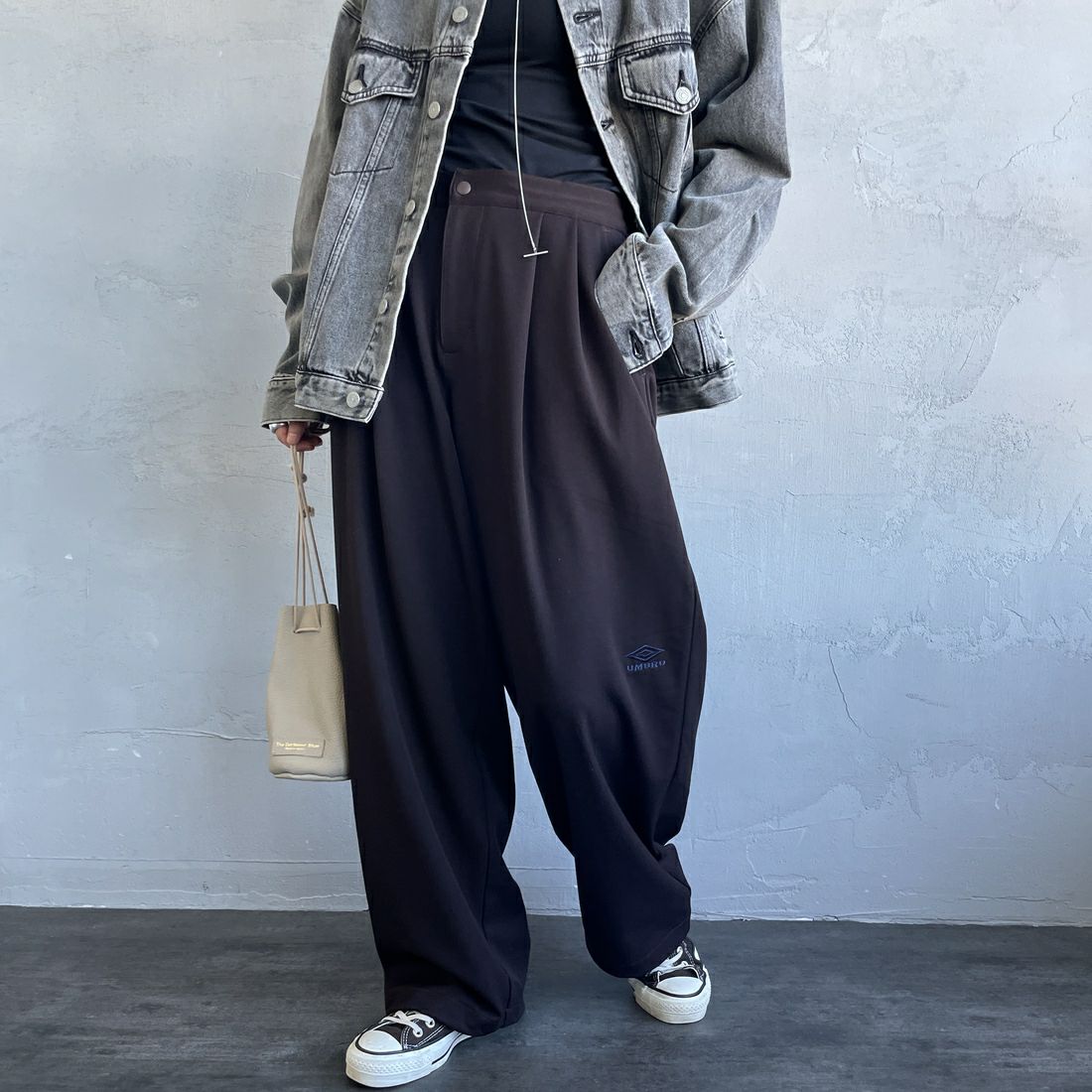 UMBRO [アンブロ] 別注 ワンポイント刺繍ロゴ トラックパンツ [KBT126-NK-PT2-MS-JF] BROWN &&モデル身長：158cm 着用サイズ：S&&