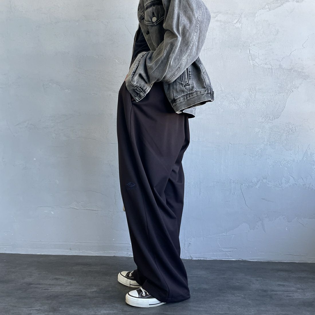 UMBRO [アンブロ] 別注 ワンポイント刺繍ロゴ トラックパンツ [KBT126-NK-PT2-MS-JF] BROWN &&モデル身長：158cm 着用サイズ：S&&