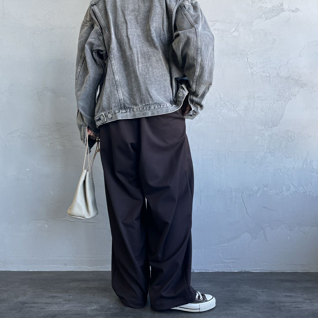 UMBRO [アンブロ] 別注 ワンポイント刺繍ロゴ トラックパンツ [KBT126-NK-PT2-MS-JF] BROWN &&モデル身長：158cm 着用サイズ：S&&