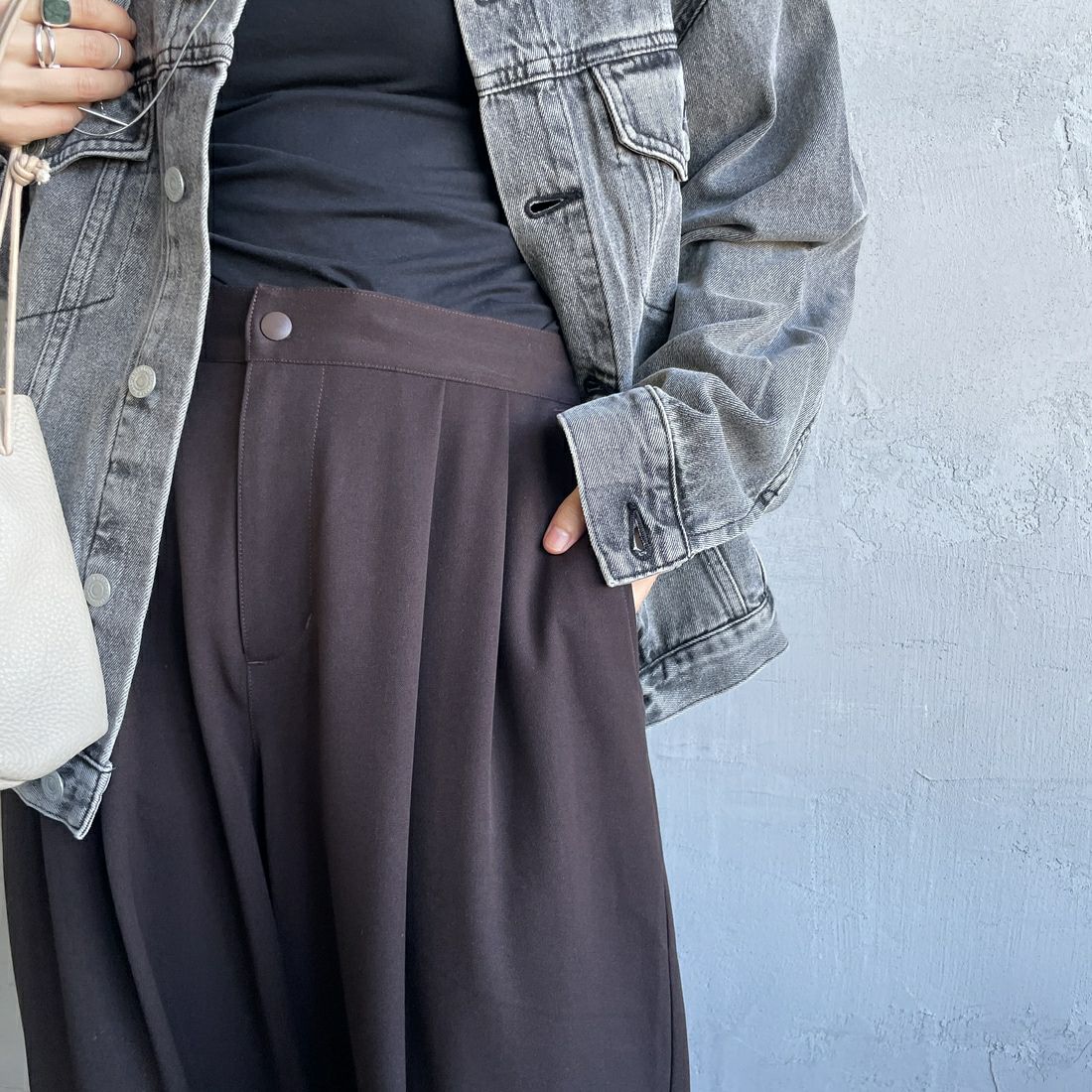 UMBRO [アンブロ] 別注 ワンポイント刺繍ロゴ トラックパンツ [KBT126-NK-PT2-MS-JF] BROWN &&モデル身長：158cm 着用サイズ：S&&