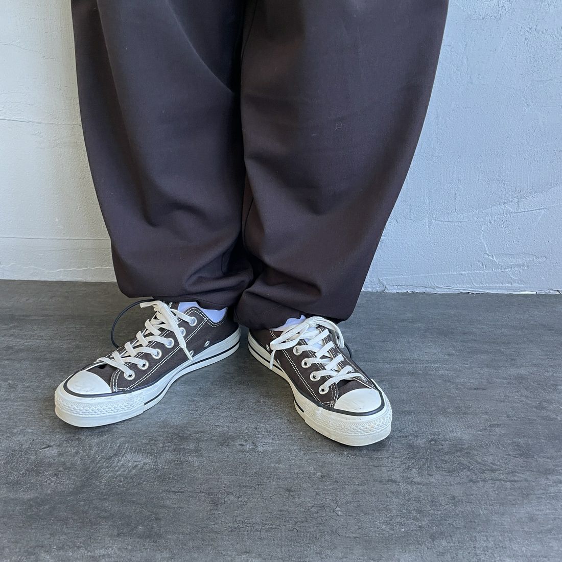 UMBRO [アンブロ] 別注 ワンポイント刺繍ロゴ トラックパンツ [KBT126-NK-PT2-MS-JF] BROWN &&モデル身長：158cm 着用サイズ：S&&