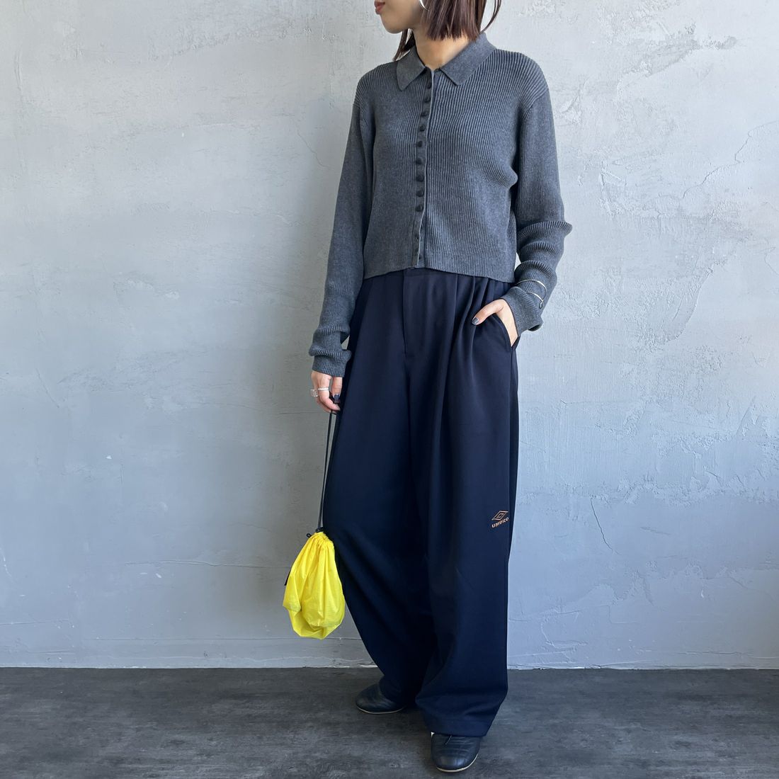 UMBRO [アンブロ] 別注 ワンポイント刺繍ロゴ トラックパンツ [KBT126-NK-PT2-MS-JF] NAVY &&モデル身長：159cm 着用サイズ：S&&