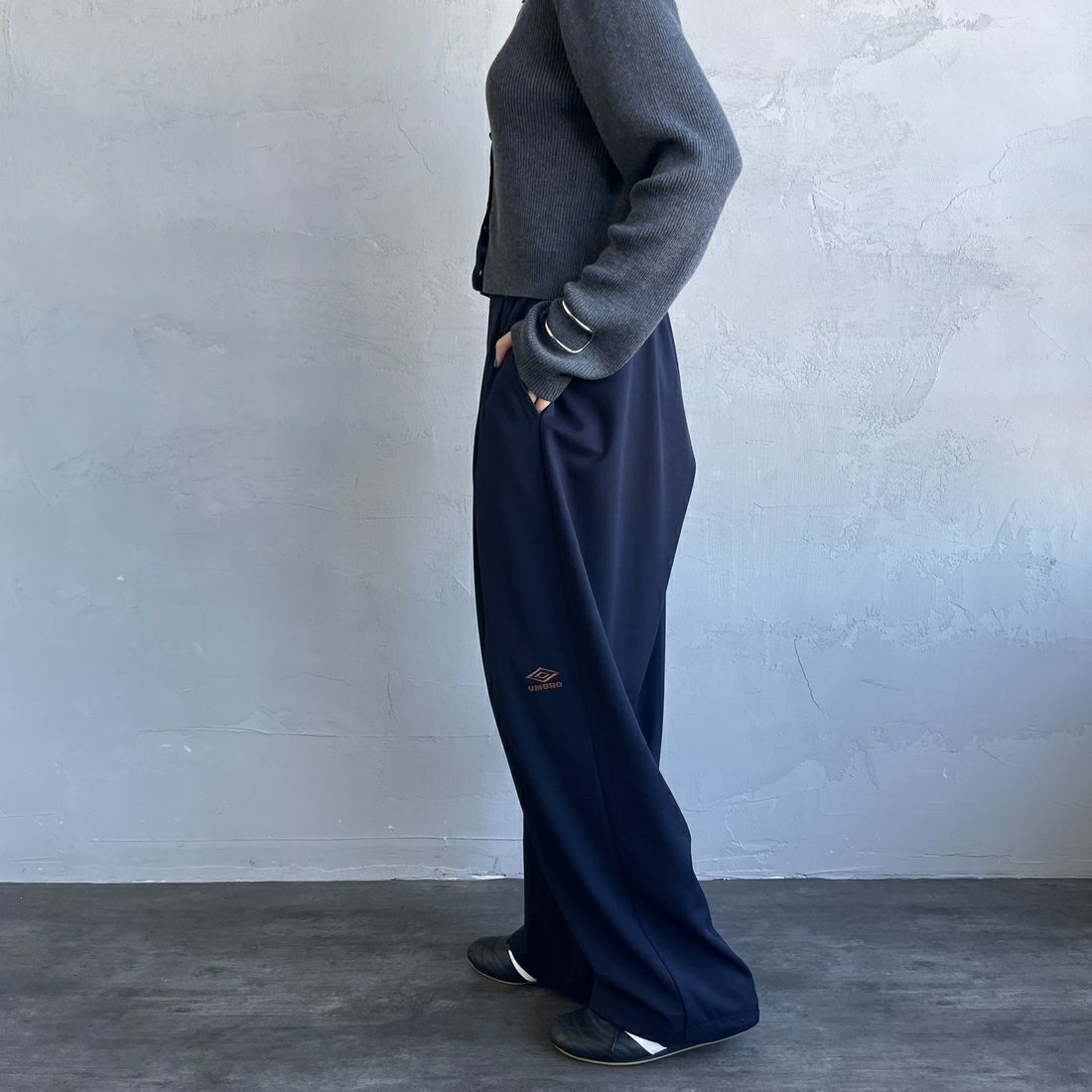 UMBRO [アンブロ] 別注 ワンポイント刺繍ロゴ トラックパンツ [KBT126-NK-PT2-MS-JF] NAVY &&モデル身長：159cm 着用サイズ：S&&