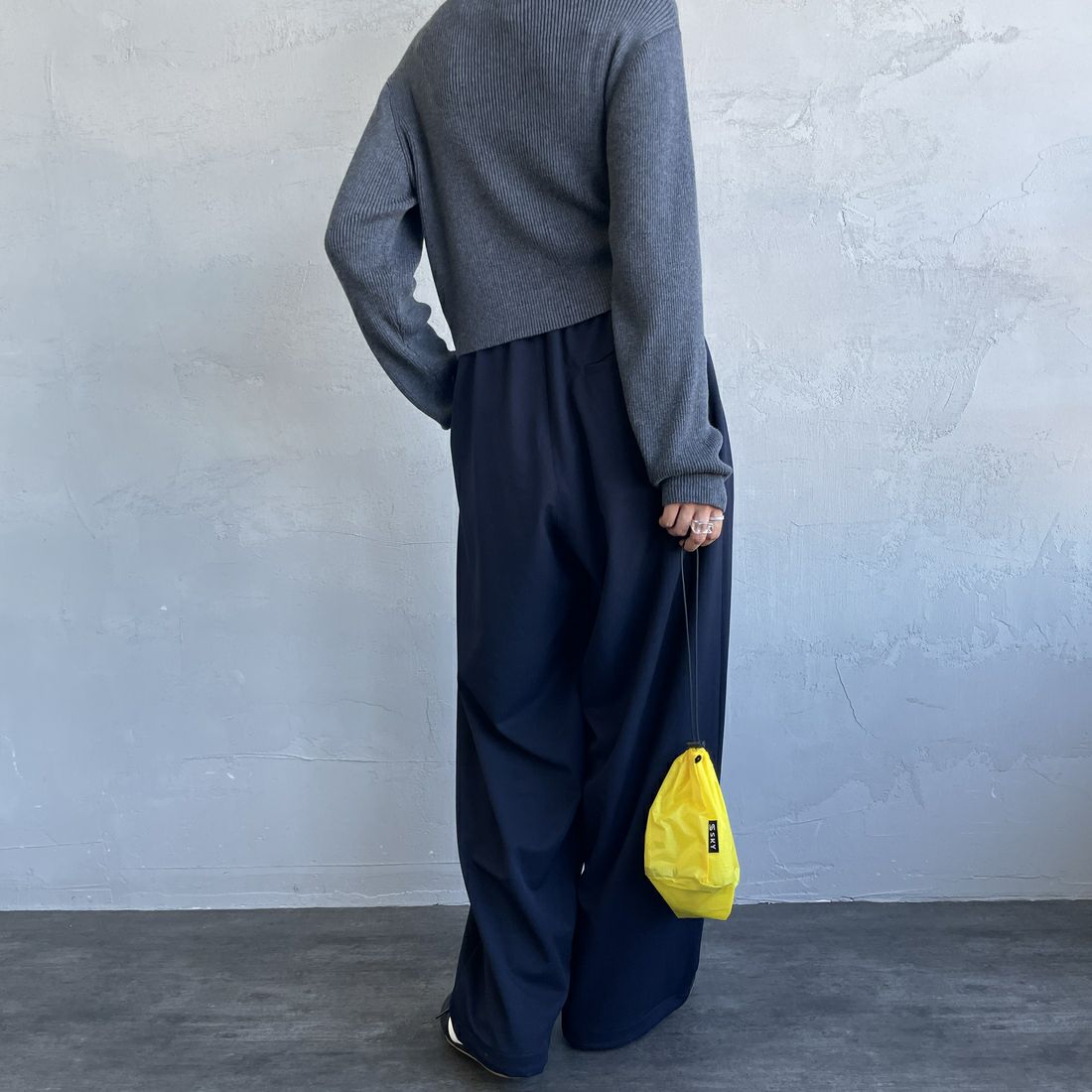 UMBRO [アンブロ] 別注 ワンポイント刺繍ロゴ トラックパンツ [KBT126-NK-PT2-MS-JF] NAVY &&モデル身長：159cm 着用サイズ：S&&