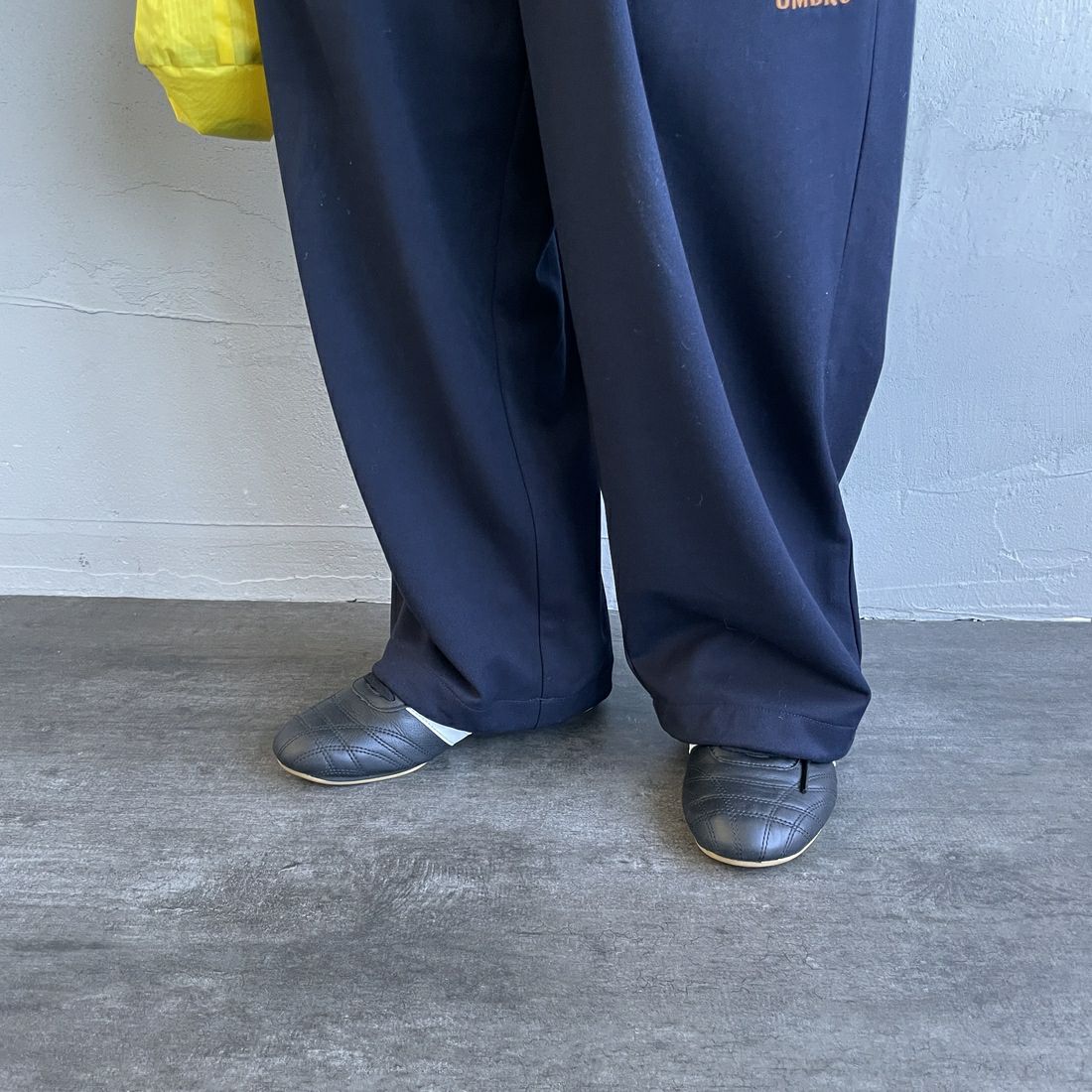 UMBRO [アンブロ] 別注 ワンポイント刺繍ロゴ トラックパンツ [KBT126-NK-PT2-MS-JF] NAVY &&モデル身長：159cm 着用サイズ：S&&