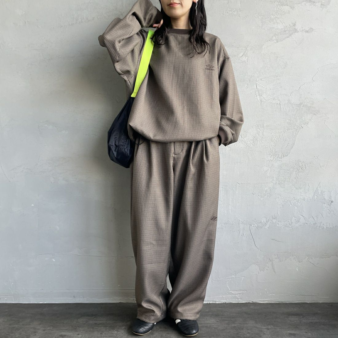 UMBRO [アンブロ] 別注 ワンポイント刺繍ロゴ トラックパンツ [KBT126-NK-PT2-MS-JF] CHECK &&モデル身長：160cm 着用サイズ：S&&