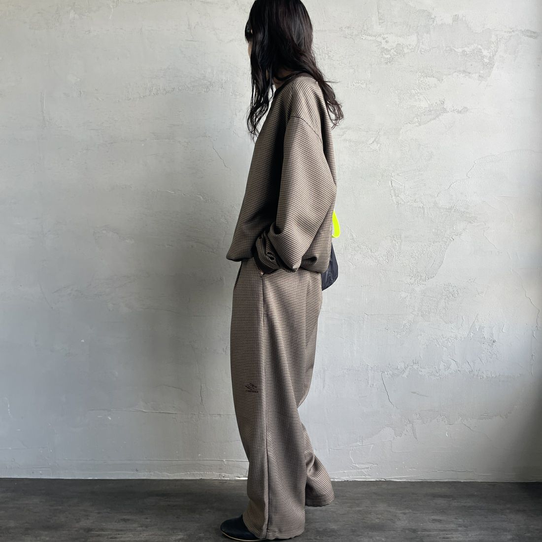 UMBRO [アンブロ] 別注 ワンポイント刺繍ロゴ トラックパンツ [KBT126-NK-PT2-MS-JF] CHECK &&モデル身長：160cm 着用サイズ：S&&