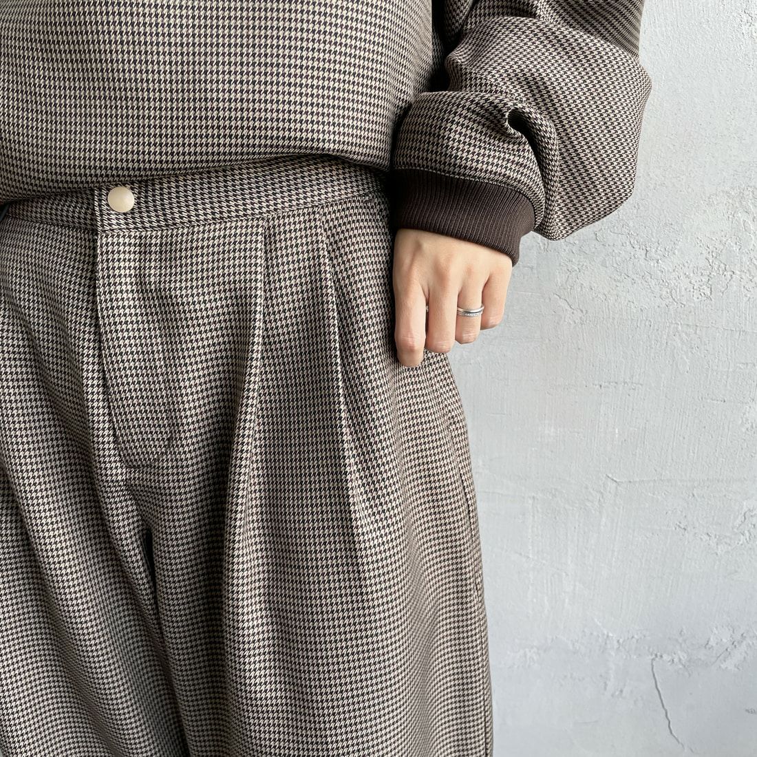 UMBRO [アンブロ] 別注 ワンポイント刺繍ロゴ トラックパンツ [KBT126-NK-PT2-MS-JF] CHECK &&モデル身長：160cm 着用サイズ：S&&