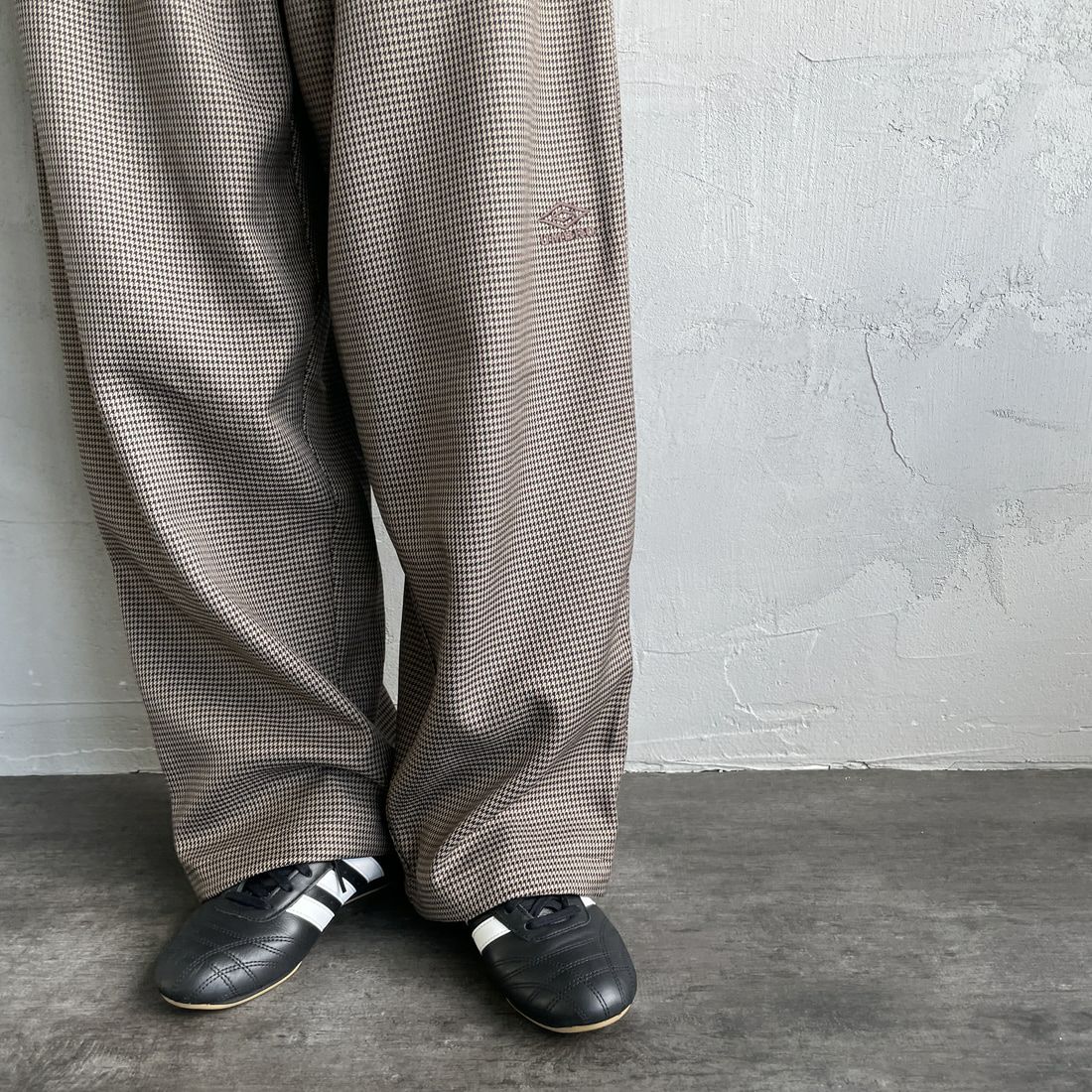 UMBRO [アンブロ] 別注 ワンポイント刺繍ロゴ トラックパンツ [KBT126-NK-PT2-MS-JF] CHECK &&モデル身長：160cm 着用サイズ：S&&