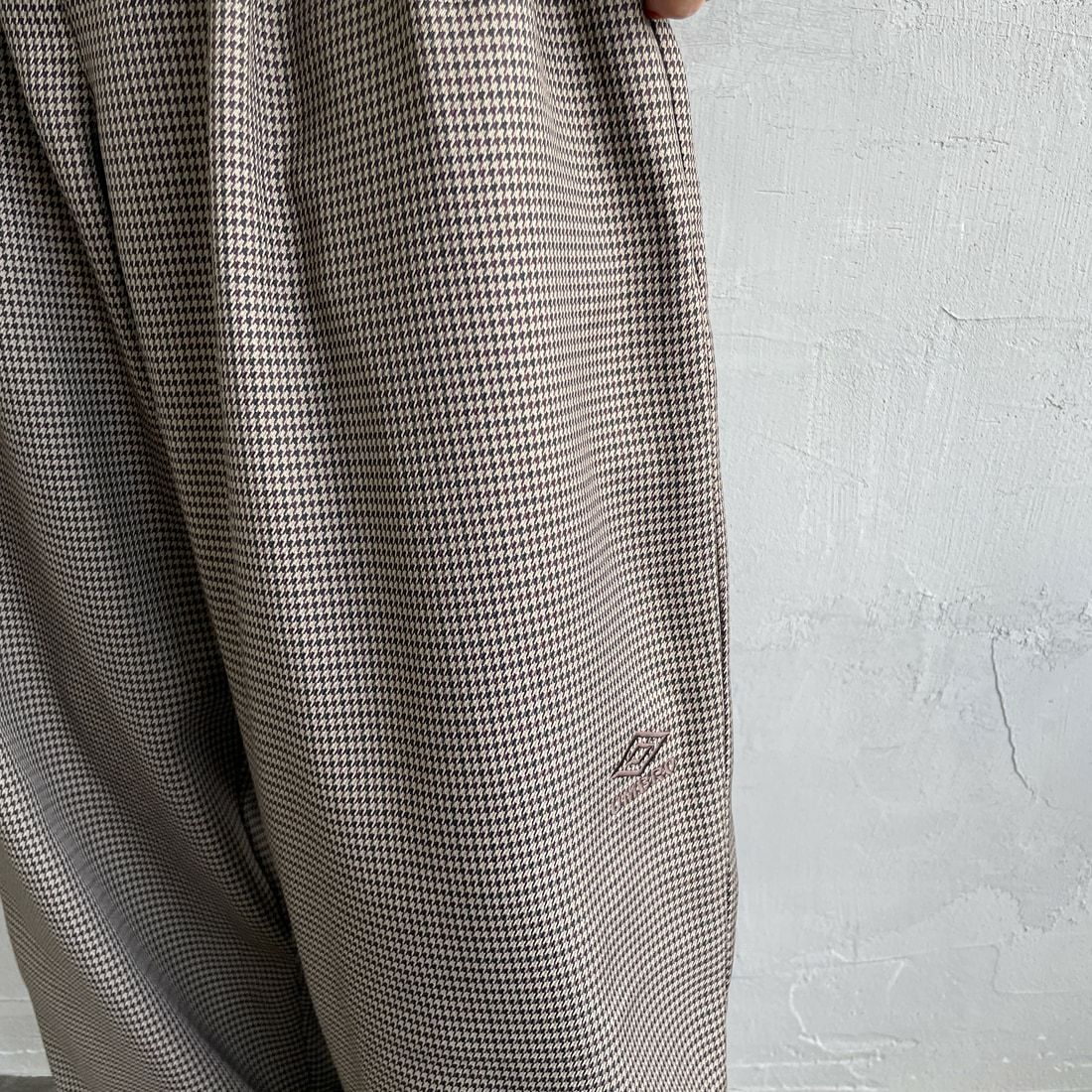 UMBRO [アンブロ] 別注 ワンポイント刺繍ロゴ トラックパンツ [KBT126-NK-PT2-MS-JF] CHECK &&モデル身長：160cm 着用サイズ：S&&