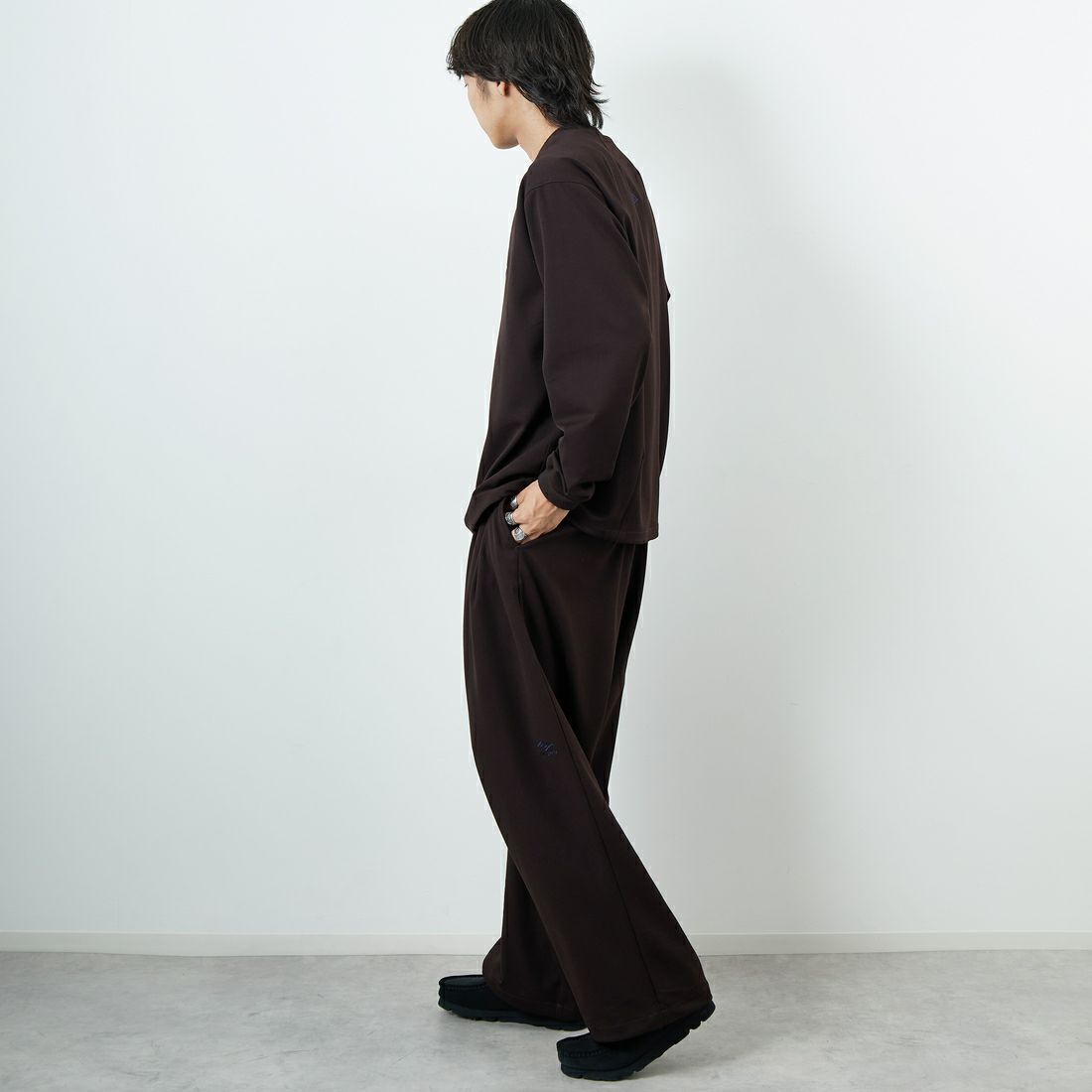 UMBRO [アンブロ] 別注 ワンポイント刺繍ロゴ トラックパンツ [KBT126-NK-PT2-MS-JF] BROWN &&モデル身長：179cm 着用サイズ：L&&