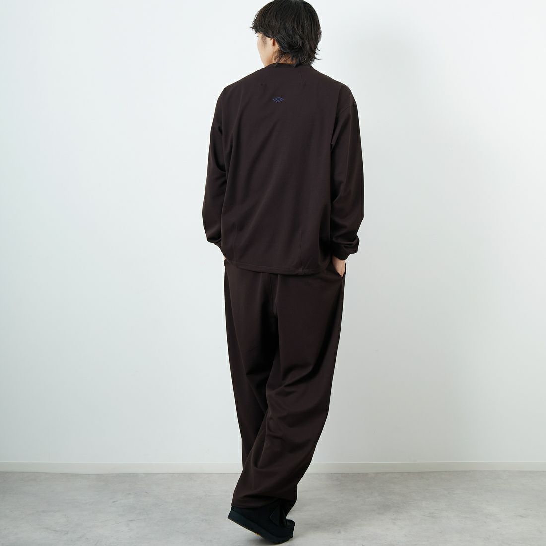 UMBRO [アンブロ] 別注 ワンポイント刺繍ロゴ トラックパンツ [KBT126-NK-PT2-MS-JF] BROWN &&モデル身長：179cm 着用サイズ：L&&