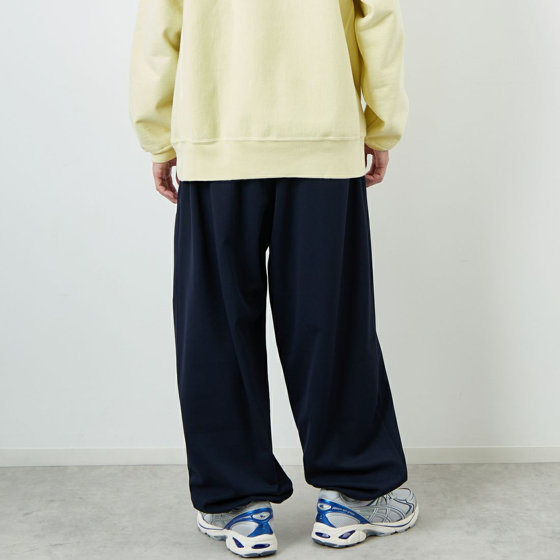 UMBRO [アンブロ] 別注 ワンポイント刺繍ロゴ トラックパンツ [KBT126-NK-PT2-MS-JF] NAVY &&モデル身長：168cm 着用サイズ：L&&