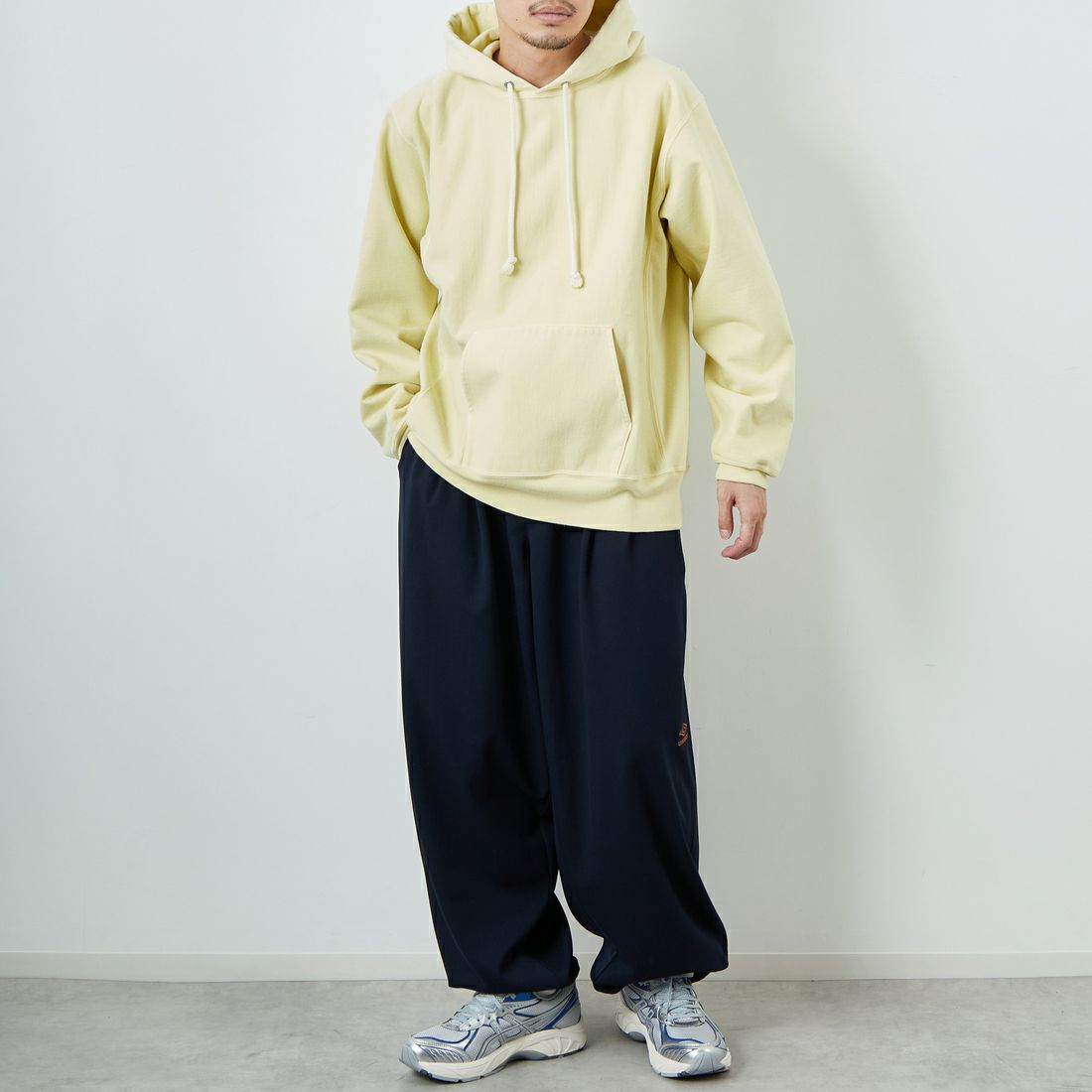 UMBRO [アンブロ] 別注 ワンポイント刺繍ロゴ トラックパンツ [KBT126-NK-PT2-MS-JF] NAVY &&モデル身長：168cm 着用サイズ：L&&