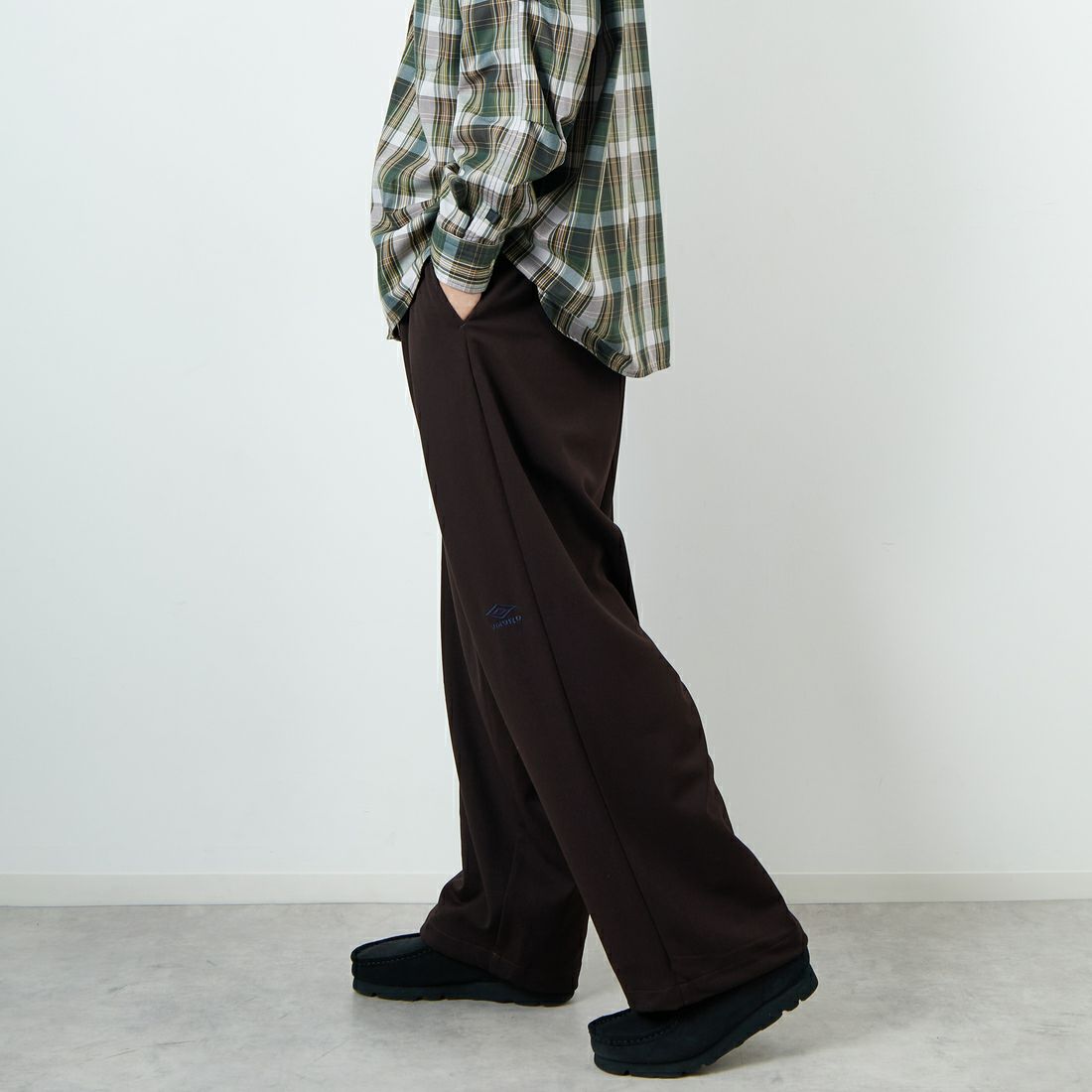 UMBRO [アンブロ] 別注 ワンポイント刺繍ロゴ トラックパンツ [KBT126-NK-PT2-MS-JF] BROWN &&モデル身長：179cm 着用サイズ：L&&