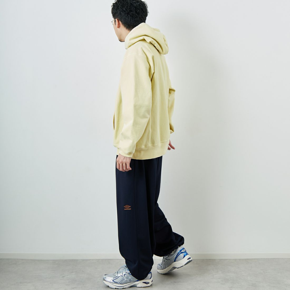 UMBRO [アンブロ] 別注 ワンポイント刺繍ロゴ トラックパンツ [KBT126-NK-PT2-MS-JF] NAVY &&モデル身長：168cm 着用サイズ：L&&