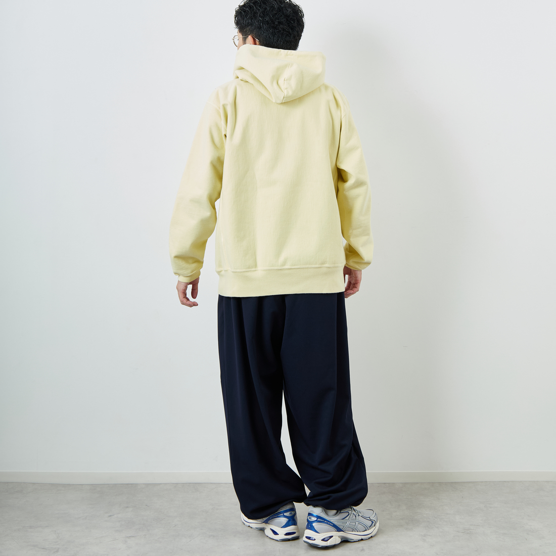 UMBRO [アンブロ] 別注 ワンポイント刺繍ロゴ トラックパンツ [KBT126-NK-PT2-MS-JF] NAVY &&モデル身長：168cm 着用サイズ：L&&