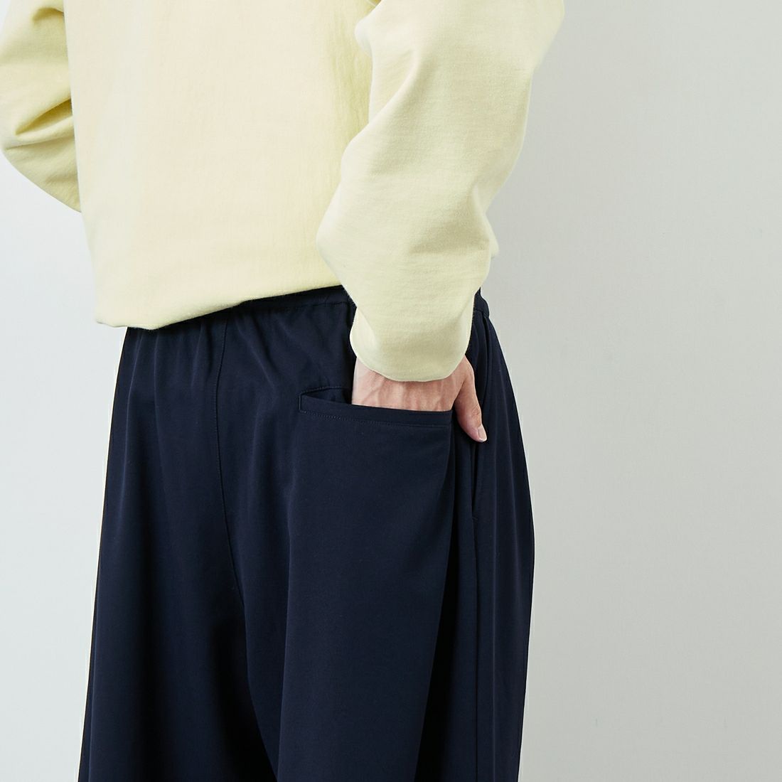 UMBRO [アンブロ] 別注 ワンポイント刺繍ロゴ トラックパンツ [KBT126-NK-PT2-MS-JF] NAVY &&モデル身長：168cm 着用サイズ：L&&