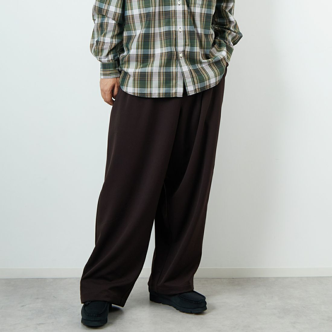 UMBRO [アンブロ] 別注 ワンポイント刺繍ロゴ トラックパンツ [KBT126-NK-PT2-MS-JF] BROWN &&モデル身長：179cm 着用サイズ：L&&