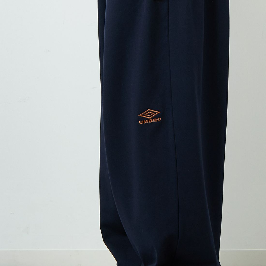 UMBRO [アンブロ] 別注 ワンポイント刺繍ロゴ トラックパンツ [KBT126-NK-PT2-MS-JF] NAVY &&モデル身長：168cm 着用サイズ：L&&