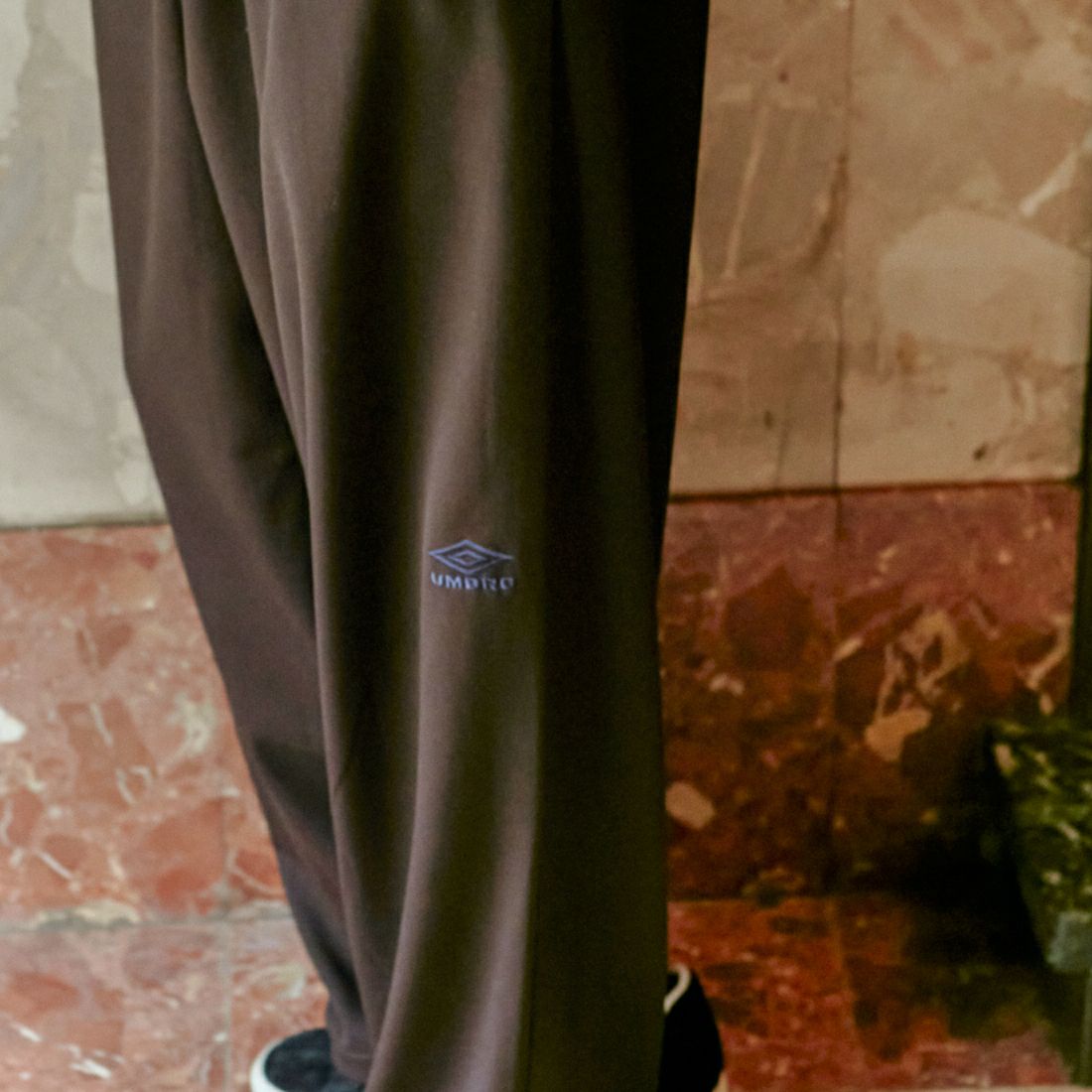 UMBRO [アンブロ] 別注 ワンポイント刺繍ロゴ トラックパンツ [KBT126-NK-PT2-MS-JF] BROWN