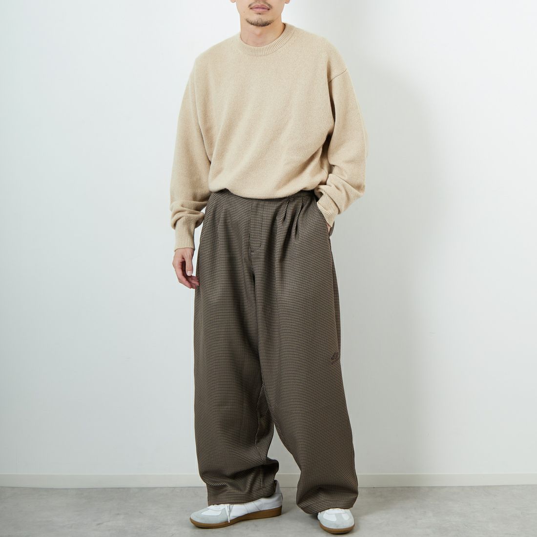 UMBRO [アンブロ] 別注 ワンポイント刺繍ロゴ トラックパンツ [KBT126-NK-PT2-MS-JF] CHECK &&モデル身長：168cm 着用サイズ：L&&