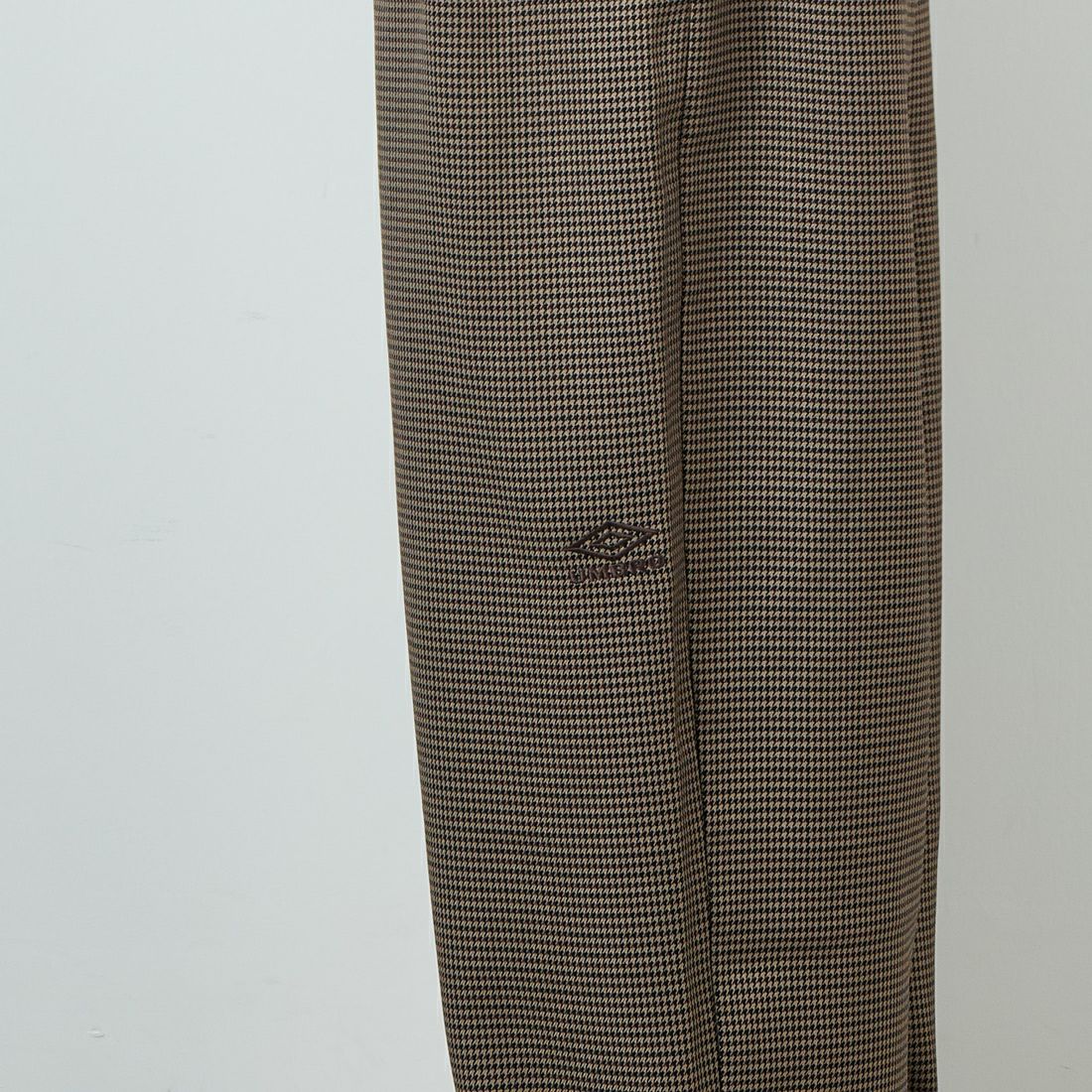 UMBRO [アンブロ] 別注 ワンポイント刺繍ロゴ トラックパンツ [KBT126-NK-PT2-MS-JF] CHECK &&モデル身長：168cm 着用サイズ：L&&