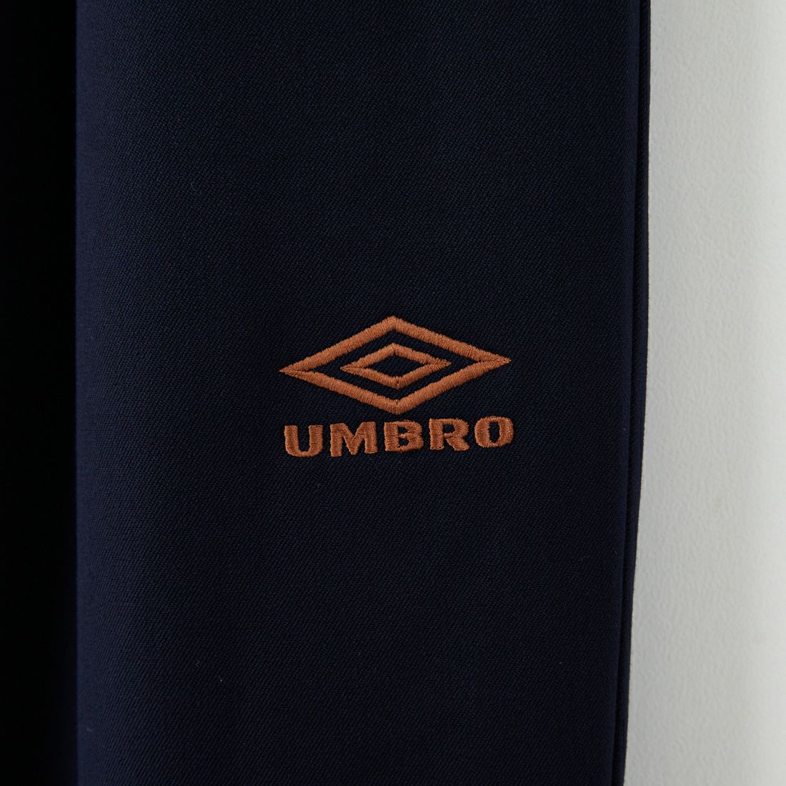UMBRO [アンブロ] 別注 ワンポイント刺繍ロゴ トラックパンツ [KBT126-NK-PT2-MS-JF] BROWN