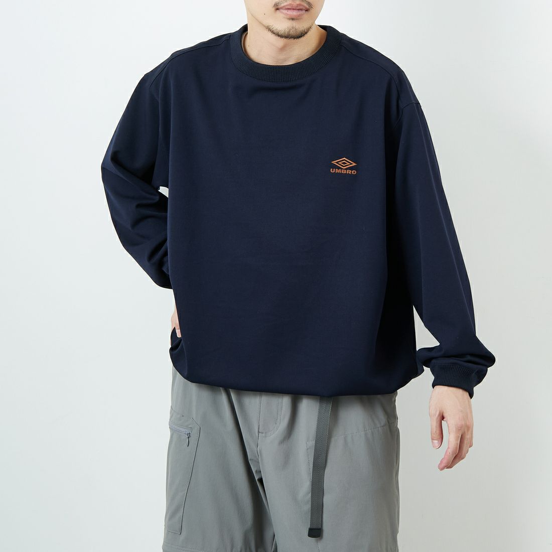 UMBRO [アンブロ] 別注 ワンポイント刺繍ロゴ ドローコードスウェット [KBT126-NK-PO2-MS-JF] NAVY &&モデル身長：168cm 着用サイズ：L&&
