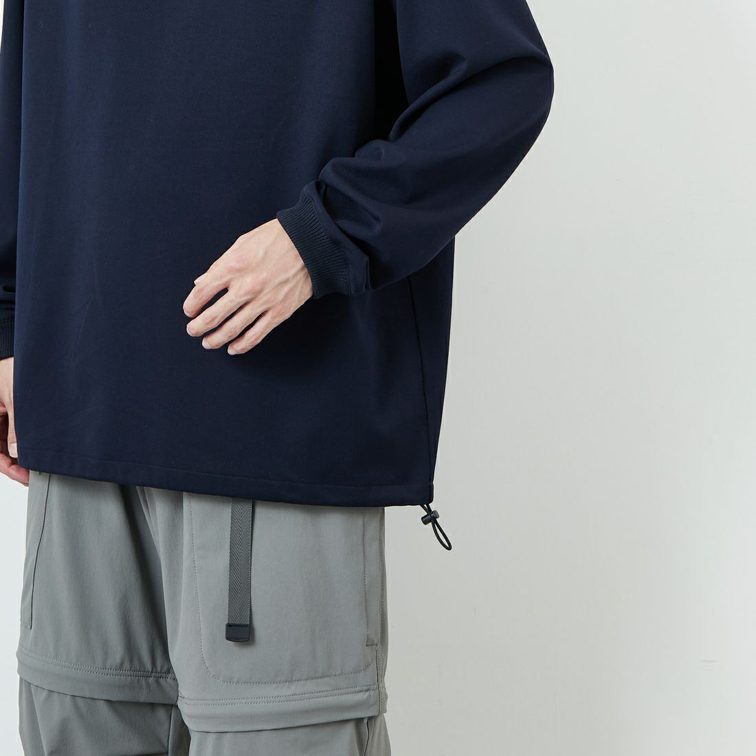 UMBRO [アンブロ] 別注 ワンポイント刺繍ロゴ ドローコードスウェット [KBT126-NK-PO2-MS-JF] NAVY &&モデル身長：168cm 着用サイズ：L&&