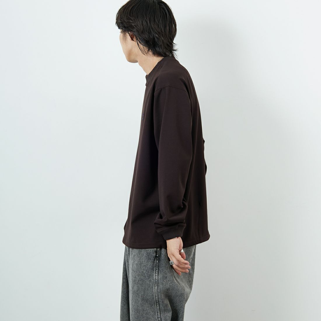 UMBRO [アンブロ] 別注 ワンポイント刺繍ロゴ ドローコードスウェット [KBT126-NK-PO2-MS-JF] BROWN &&モデル身長：179cm 着用サイズ：L&&