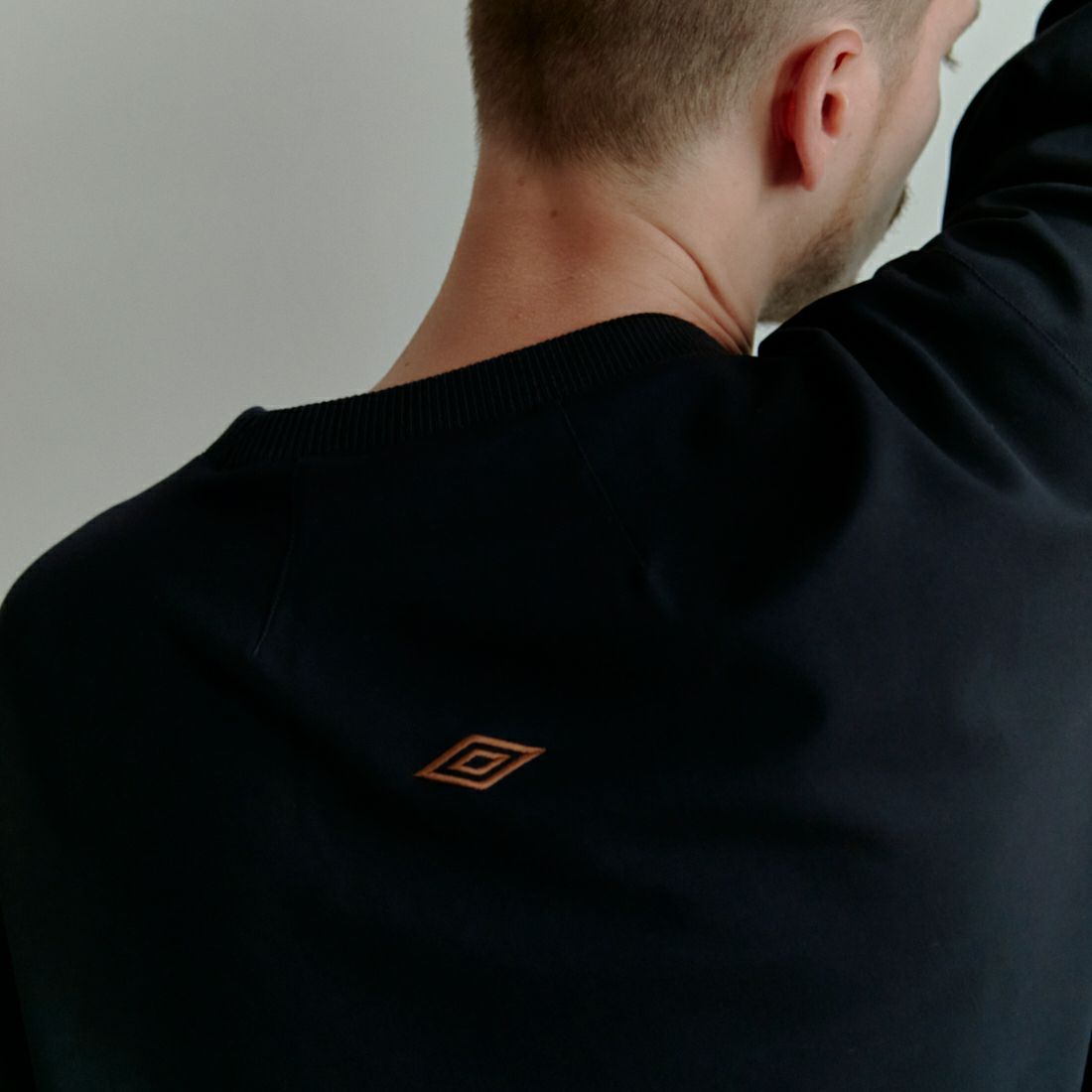 UMBRO [アンブロ] 別注 ワンポイント刺繍ロゴ ドローコードスウェット [KBT126-NK-PO2-MS-JF] NAVY