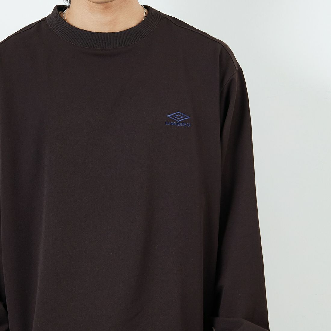 UMBRO [アンブロ] 別注 ワンポイント刺繍ロゴ ドローコードスウェット [KBT126-NK-PO2-MS-JF] BROWN &&モデル身長：179cm 着用サイズ：L&&