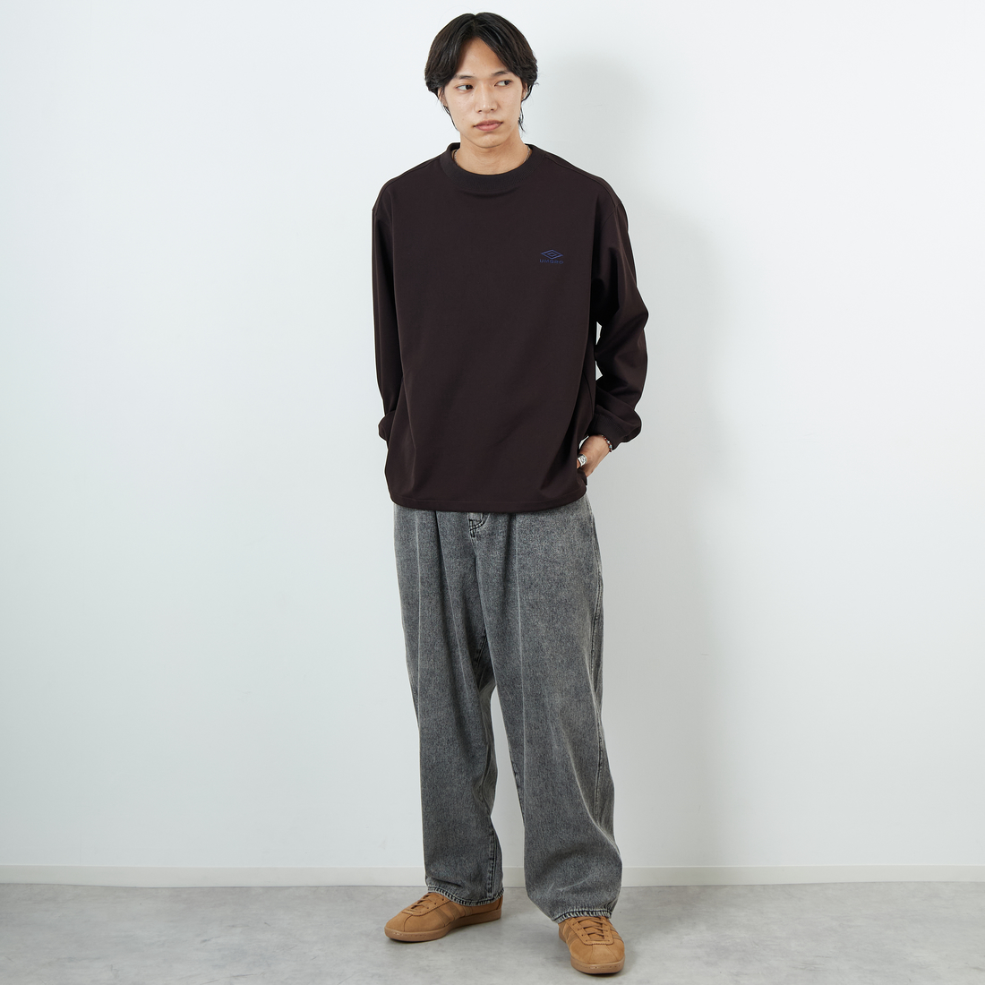 UMBRO [アンブロ] 別注 ワンポイント刺繍ロゴ ドローコードスウェット [KBT126-NK-PO2-MS-JF] BROWN &&モデル身長：179cm 着用サイズ：L&&