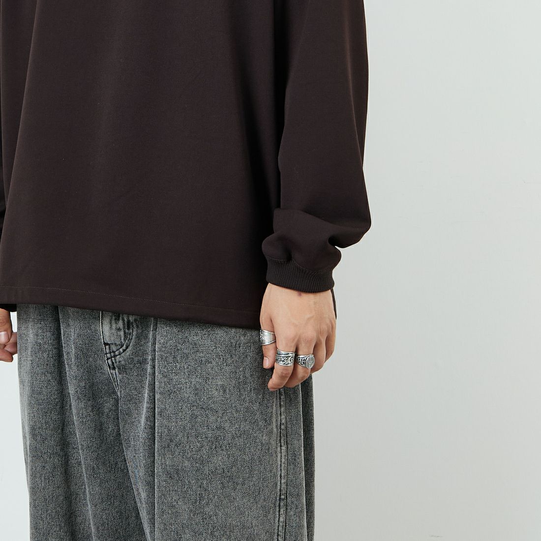 UMBRO [アンブロ] 別注 ワンポイント刺繍ロゴ ドローコードスウェット [KBT126-NK-PO2-MS-JF] BROWN &&モデル身長：179cm 着用サイズ：L&&