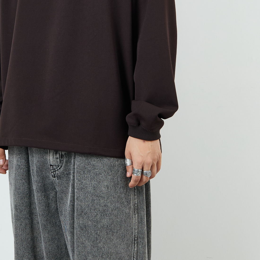 UMBRO [アンブロ] 別注 ワンポイント刺繍ロゴ ドローコードスウェット [KBT126-NK-PO2-MS-JF] BROWN &&モデル身長：179cm 着用サイズ：L&&