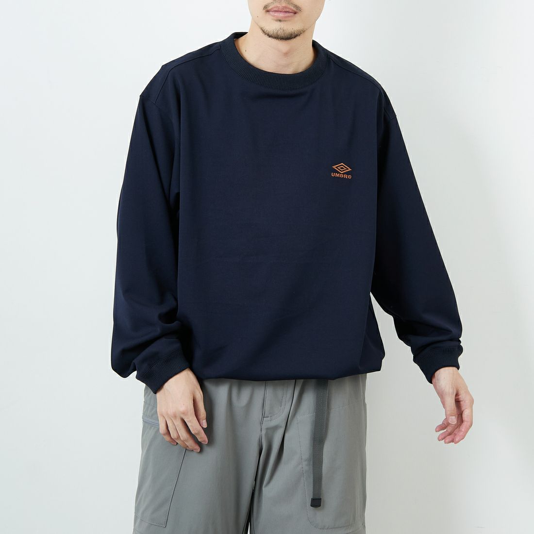 UMBRO [アンブロ] 別注 ワンポイント刺繍ロゴ ドローコードスウェット [KBT126-NK-PO2-MS-JF] NAVY &&モデル身長：168cm 着用サイズ：L&&