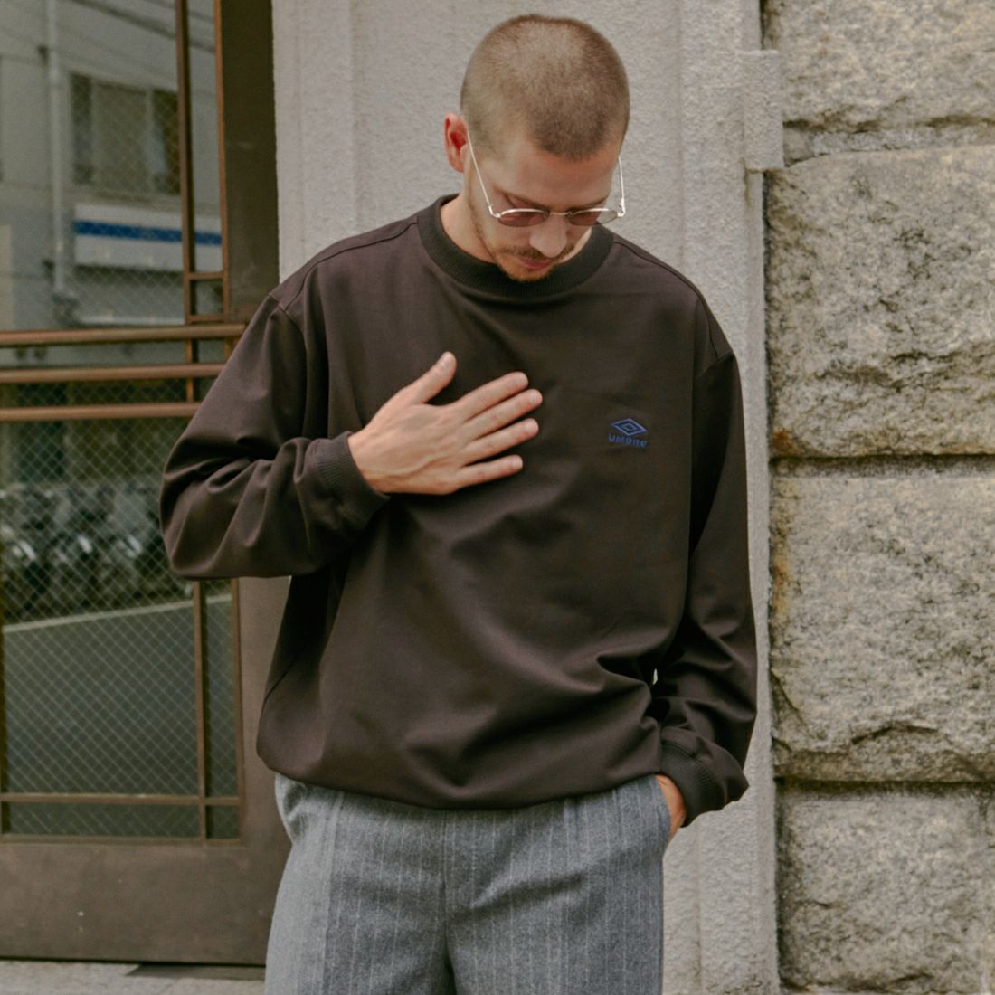 UMBRO [アンブロ] 別注 ワンポイント刺繍ロゴ ドローコードスウェット [KBT126-NK-PO2-MS-JF] BROWN