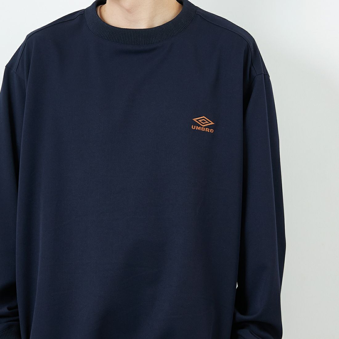 UMBRO [アンブロ] 別注 ワンポイント刺繍ロゴ ドローコードスウェット [KBT126-NK-PO2-MS-JF] NAVY &&モデル身長：168cm 着用サイズ：L&&