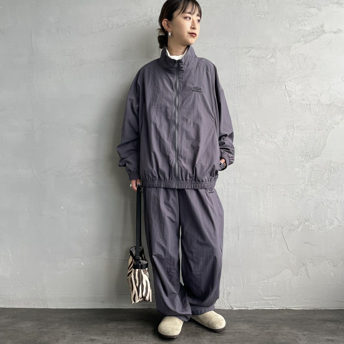 UMBRO [アンブロ] 別注 ナイロントラックブルゾン [KBT126-NK-JK1-MS-JF] GRAY &&モデル身長：150cm 着用サイズ：S&&