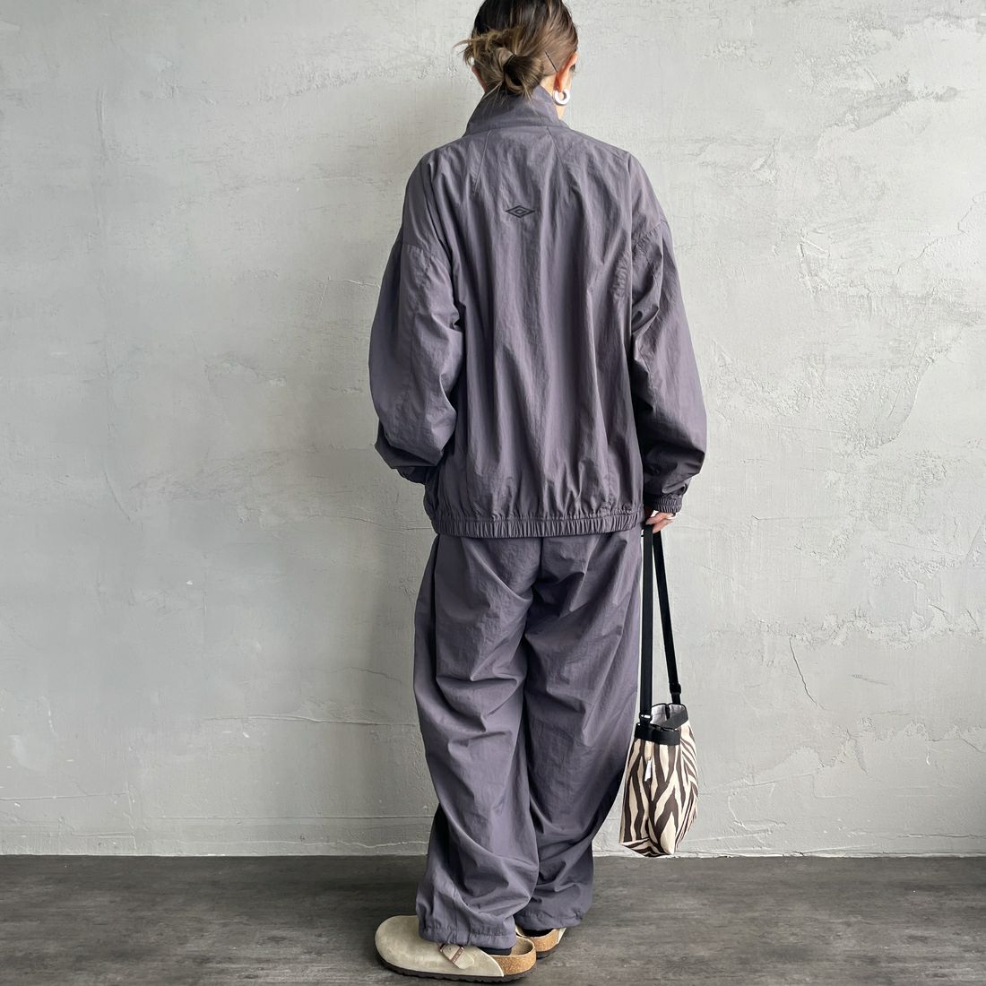 UMBRO [アンブロ] 別注 ナイロントラックブルゾン [KBT126-NK-JK1-MS-JF] GRAY &&モデル身長：150cm 着用サイズ：S&&