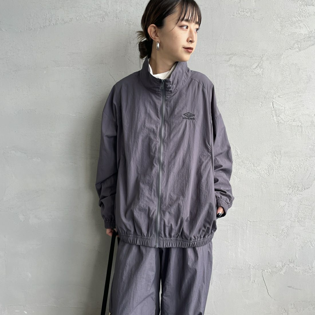 UMBRO [アンブロ] 別注 ナイロントラックブルゾン [KBT126-NK-JK1-MS-JF] GRAY &&モデル身長：150cm 着用サイズ：S&&