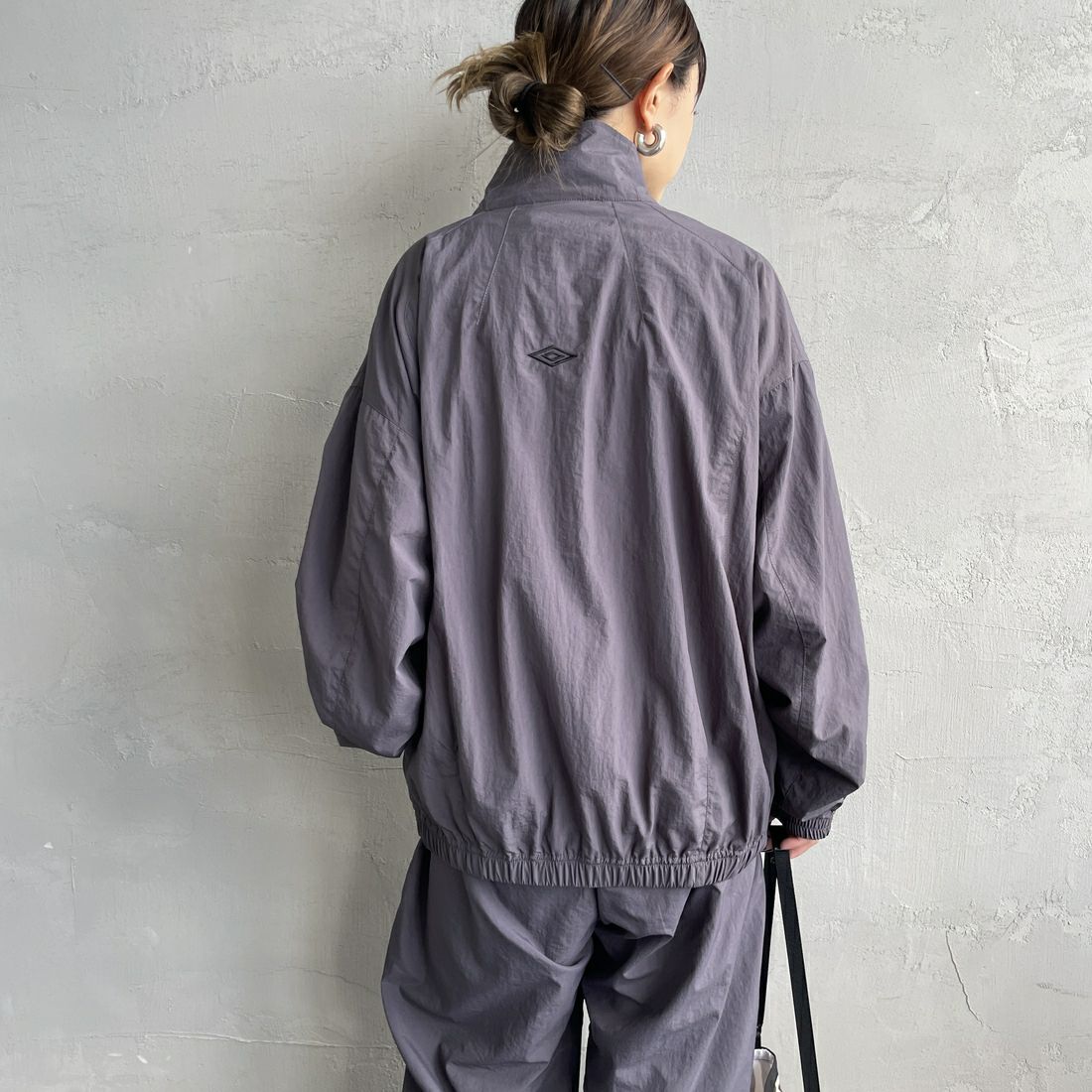 UMBRO [アンブロ] 別注 ナイロントラックブルゾン [KBT126-NK-JK1-MS-JF] GRAY &&モデル身長：150cm 着用サイズ：S&&