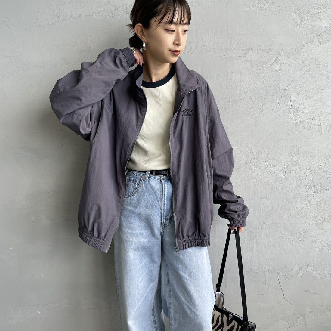 UMBRO [アンブロ] 別注 ナイロントラックブルゾン [KBT126-NK-JK1-MS-JF] GRAY &&モデル身長：150cm 着用サイズ：S&&