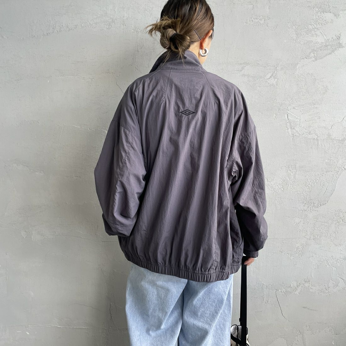 UMBRO [アンブロ] 別注 ナイロントラックブルゾン [KBT126-NK-JK1-MS-JF] GRAY &&モデル身長：150cm 着用サイズ：S&&