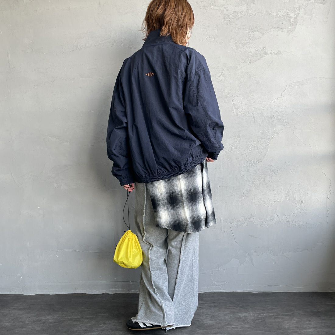 UMBRO [アンブロ] 別注 ナイロントラックブルゾン [KBT126-NK-JK1-MS-JF] NAVY &&モデル身長：158cm 着用サイズ：S&&