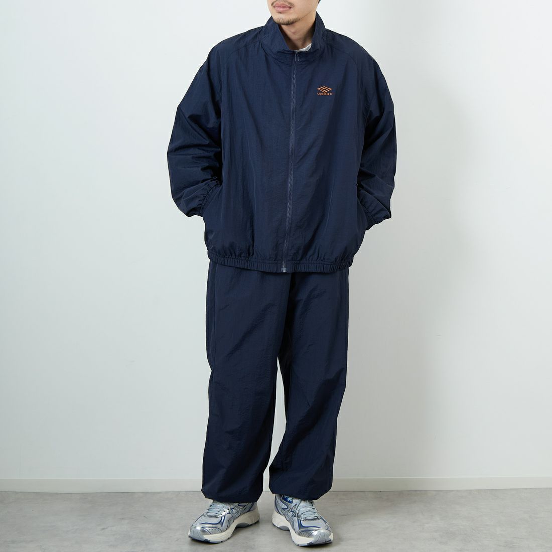 UMBRO [アンブロ] 別注 ナイロントラックブルゾン [KBT126-NK-JK1-MS-JF] NAVY &&モデル身長：168cm 着用サイズ：L&&